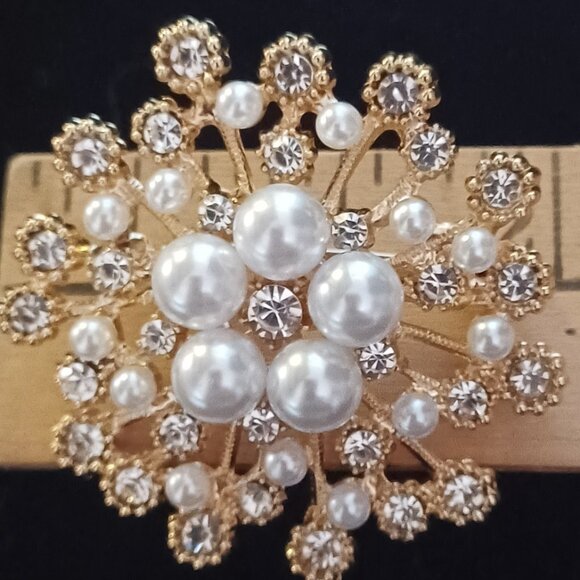 Pearl & Rhinestone Broooch - Picture 3 of 3